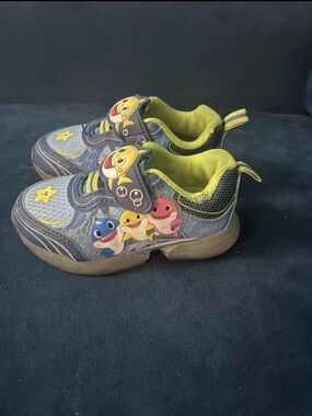 Pinkfong Baby Shark Toddler Kids Light Up Sneakers Shoes sz: 7
